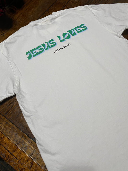 Jesus Loves | T-Shirt